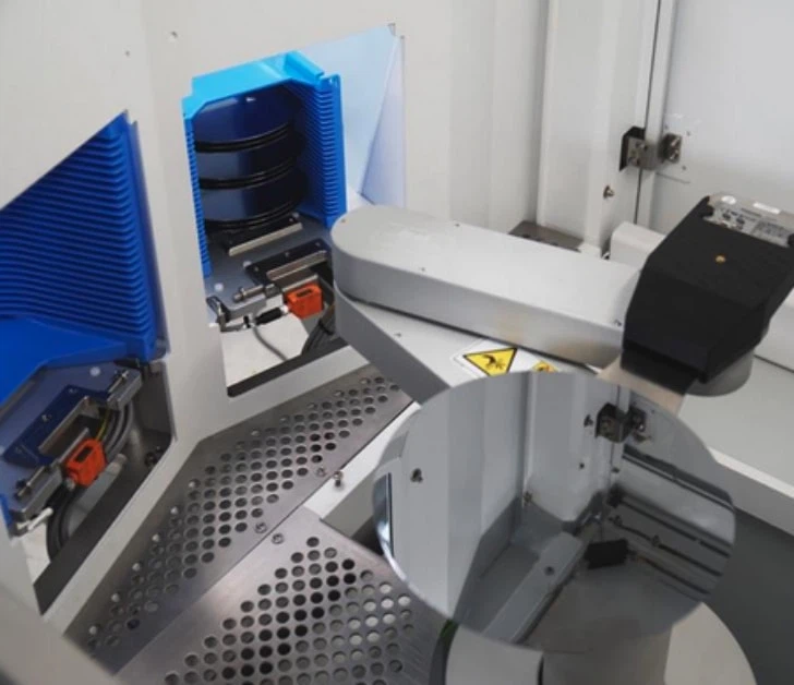 Manual-loading configuration of LayTec EpiX